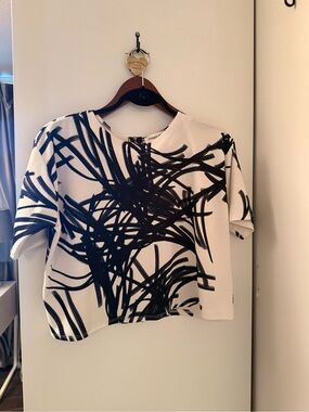 Ginger G Black and White Abstract Short Sleeve Top